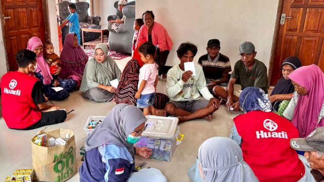 Klinik Huadi Group memberikan pelayanan kesehatan gratis kepada warga Dusun Bonto Marannu, Desa Baruga, Kabupaten Bantaeng, Sabtu (6/7/2024). (Foto: Istimewa)