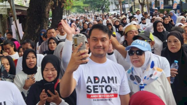 Bakal Calon Wali Kota Makassar, Andi Seto Asapa berfoto bersama warga dalam acara Jalan Sehat Bersama Andi Seto Asapa di Anjungan Pantai Losari, Makassar, Minggu (7/7/2024). (Foto: Istimewa)