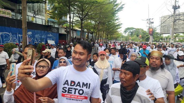 Bakal Calon Wali Kota Makassar, Andi Seto Asapa berfoto bersama warga dalam acara Jalan Sehat Bersama Andi Seto Asapa di Anjungan Pantai Losari, Makassar, Minggu (7/7/2024). (Foto: Istimewa)