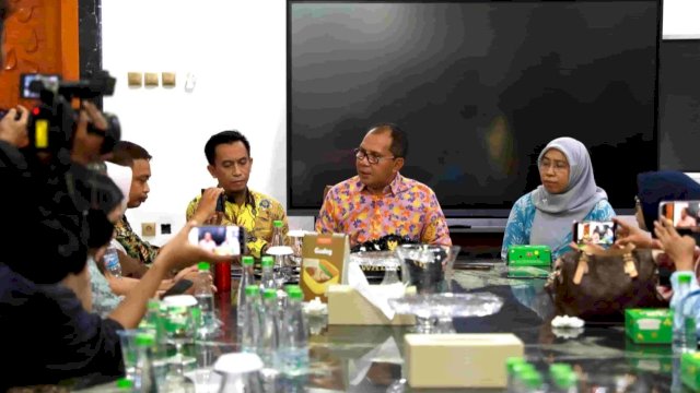 Wali Kota Makassar, Moh Ramdhan Pomanto saat melakukan konferensi pers soal polemik THM di Makassar di kediaman pribadinya, Jalan Amirullah, Kamis (30/5/2024). (Foto: Istimewa)