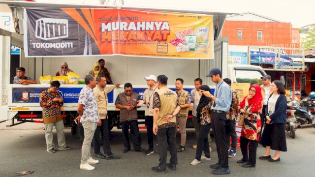TPID Kota Makassar bekerja sama dengan Bank Indonesia dan Bulog melaksanakan program Mini Distribution Center (MDC) di lima pasar rakyat pada Kamis (30/5/2024). (Foto: Istimewa)