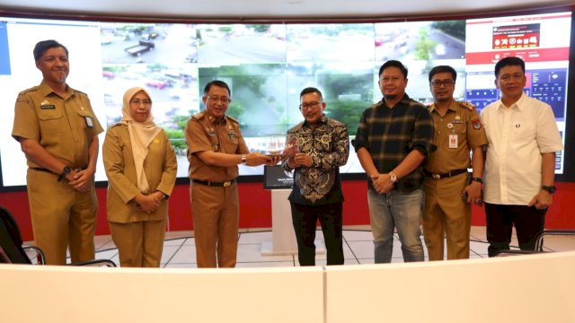 Bupati Kabupaten Banggai, Amirudin Tamoreka melakukan kunjungan ke War Room Pemkot Makassar untuk mempelajari konsep Smart City di Kota Makassar, Selasa (28/5/2024). (Foto: Istimewa)