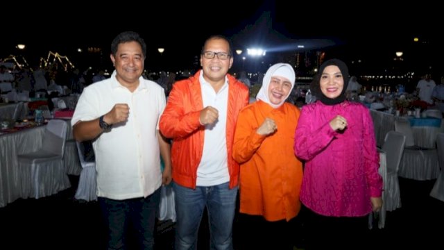 Pj Gubernur Sulawesi Barat, Bahtiar Baharuddin berfoto bersama Wali Kota Makassar, Moh Ramdhan Pomanto di Kawasan Lego-Lego Makassar, Kamis (23/5/2024) malam. (Foto: Istimewa)