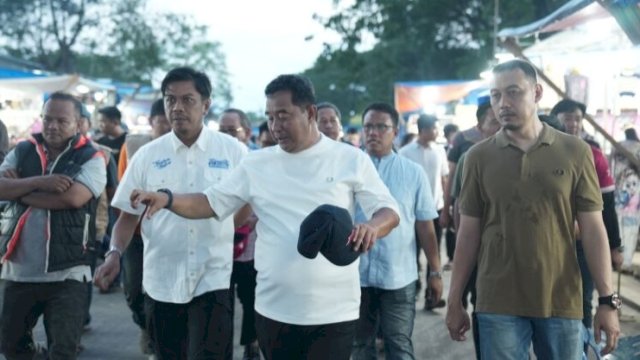 Pj Sekda Makassar, Firman Hamid Pagarra mendampingi langsung Pj Gubernur Sulsel, Bahtiar Baharuddin meninjau lahan kawasan pembangunan stadion baru di GOR Sudiang, Makassar, Minggu (12/5/2024). (Foto: Istimewa)