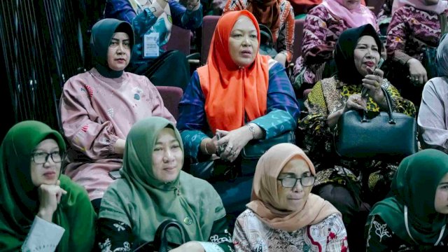 Rombongan TP PKK Kota Makassar di acara Jambore Nasional PKK dalam rangka Peringatan HKG ke-52 PKK Tingkat Nasional di Gedung Kesenian Taman Balekambang, Solo, Selasa (14/5/2024). (Foto: Istimewa)