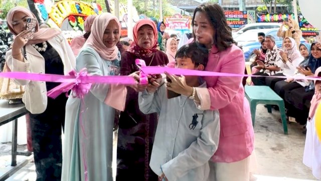 Suasana grand opening Wiwi Pratiwi Make Up dan Wedding Gallery di kawasan bisnis Jalan Pengayoman, Makassar, Senin (8/7/2024). (Foto: Istimewa)