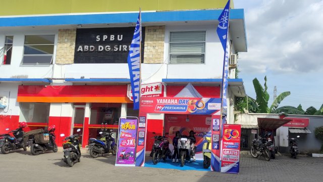 Memperingati HUT Yamaha ke-50, PT SJAM membagikan voucer BBM gratis bagi konsumen yang melakukan pembelian motor Yamaha. (Foto: Istimewa)
