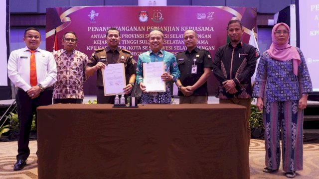 Kajati Sulsel dan KPU Sulsel melaksanakan penandatanganan kerjasama dalam menghadapi Pilkada serentak 2024 di Hotel Four Points by Sheraton, Jalan Andi Djemma, Makassar, Rabu (10/7/2024). (Foto: Istimewa)