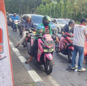 Jumat Berkah, Andi Seto Konsisten Bagikan Nasi Kuning Gratis untuk Warga