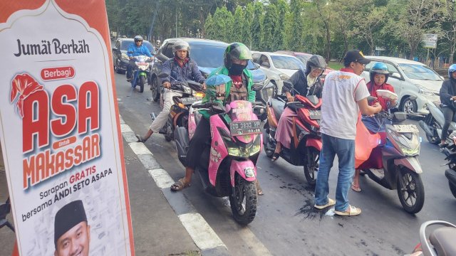 Kegiatan Jumat Berkah Nasi Kuning Gratis Bersama Andi Seto Asapa (ASA) yang dilaksanakan di sekitaran Fly Over, Jalan AP Pettarani, Makassar, Jumat (12/7/2024) pagi. (Foto: Istimewa)