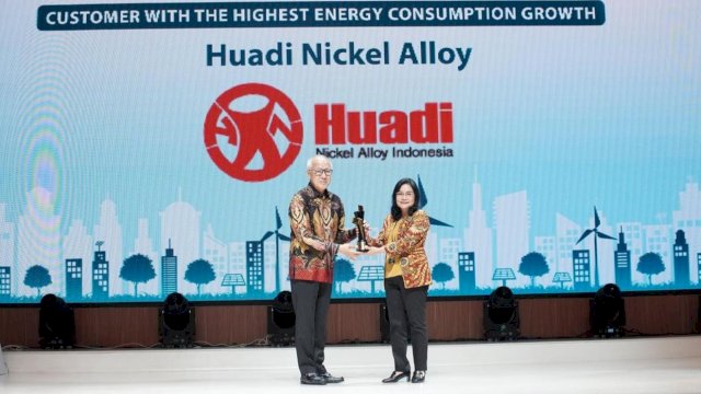 PT Huadi Nickel Alloy Indonesia atau Huadi Group meraih penghargaan sebagai pelanggan dengan pertumbuhan konsumsi energi tertinggi dari PT PLN Persero. (Foto: Istimewa)