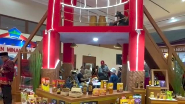 Miniatur Jembatan Kembar hingga produk unggulan milik UMKM binaan Kabupaten Gowa dipromosikan pada APKASI Otonomi Expo Tahun 2024, di Hall A dan B, Jakarta Convention Center (JCC), Jakarta, kemarin. (Dok. Humas Gowa)