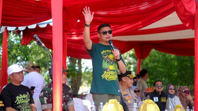 Bupati Gowa Adnan Purichta Ichsan saat membuka Fashion Carnaval Beautiful Malino 2024, di Jalan Endang, Kelurahan Malino, kemarin. (Dok. Humas Gowa)