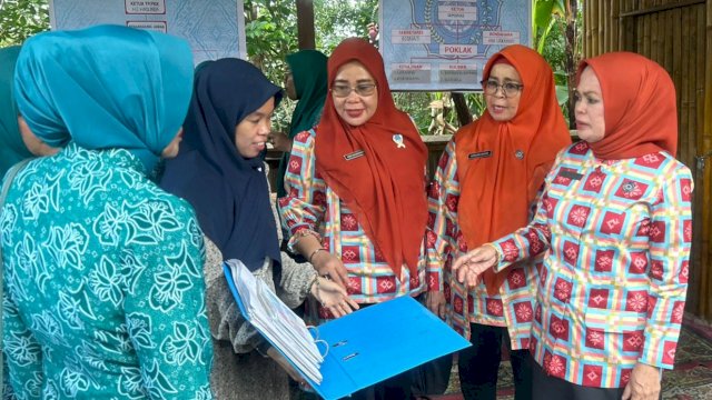 Wakil Ketua TP PKK Kabupaten Gowa Mussadiyah Rauf (kanan) saat mengecek inovasi yang dicanangkan PKK Kecamatan Bontolempangan, di sela-sela SMEP, kemarin. (Dok. Humas Gowa)
