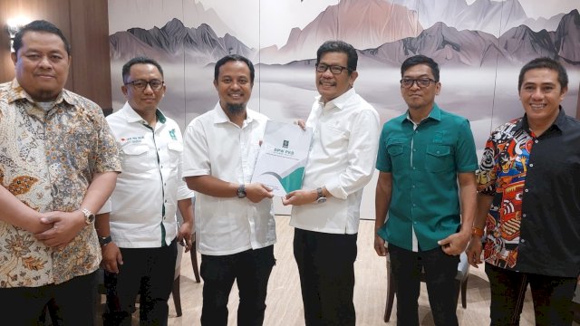 Bakal Cagub Sulsel, Andi Sudirman Sulaiman saat mengembalikan formulir pendaftaran di DPW PKB Sulsel, Senin (15/7/2024). (Foto: Istimewa)