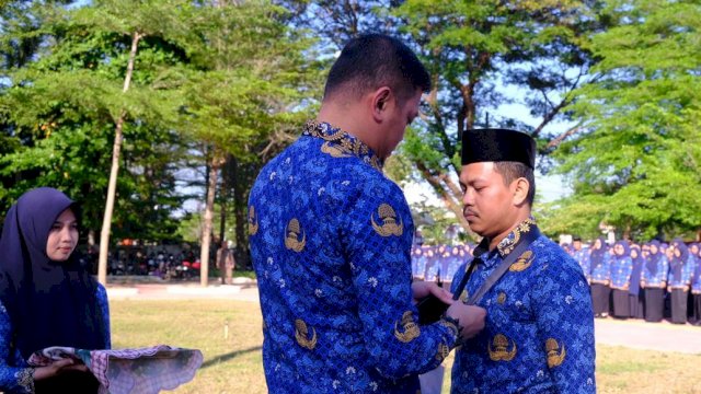 Bupati Gowa Adnan Purichta Ichsan saat membuka secara simbolik Orientasi Pengenalan Fungsi dan Tugas ASN Bagi PPPK lingkup Pemerintah Kabupaten Gowa, di Lapangan Upacara Kantor Bupati Gowa, Rabu (17/072024). (Dok. Humas Gowa)