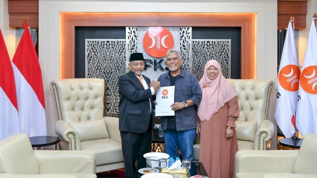 Bakal Calon Wali Kota Makassar, Amri Arsyid menerima SK DPP PKS Tentang Bakal Calon Walikota Makassar di MD Building DPP PKS, Jalan TB Simatupang, Jakarta Selatan, Rabu (17/7/2024). (Foto: Istimewa)