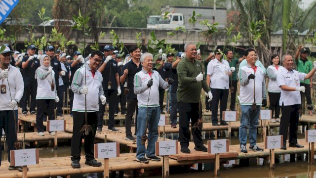 Yamaha Indonesia terlibat dalam upaya mereduksi emisi karbon melalui program CSR penanaman mangrove di berbagai daerah. (Foto: Istimewa)