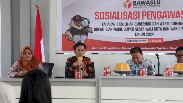 Anggota Bawaslu Sulsel, Abdul Malik memberikan arahan dihadapan jajaran Panwascam se-Kabupaten Sidrap, Sabtu (27/7/2024). (Foto: Istimewa)