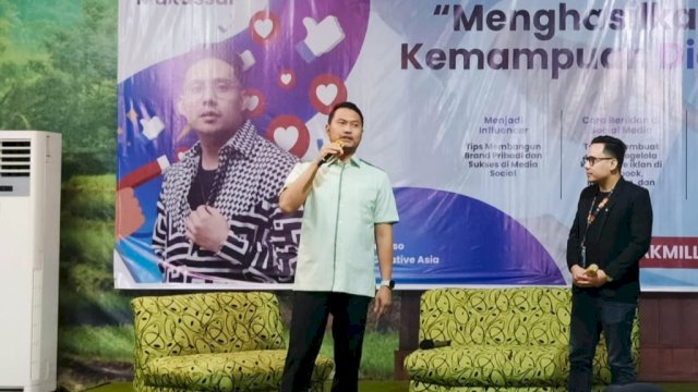 Bakal Calon Wali Kota Makassar, Andi Seto Asapa (ASA) di sela-sela penyelenggaraan pelatihan digital marketing yang digelar di Jalan Mapala, Makassar, Minggu (28/7/2024). (Foto: Istimewa)