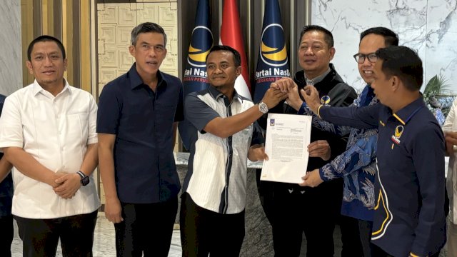 Ketua DPW NasDem Sulsel, Rusdi Masse menyerahkan rekomendasi dukungan ke pasangan Andi Asman-Akmal Pasluddin di Pilkada Bone 2024 di Kantor DPW NasDem Sulsel, Jalan Metro Tanjung Bunga, Makassar, Selasa (30/7/2024) malam. (Foto: Istimewa)