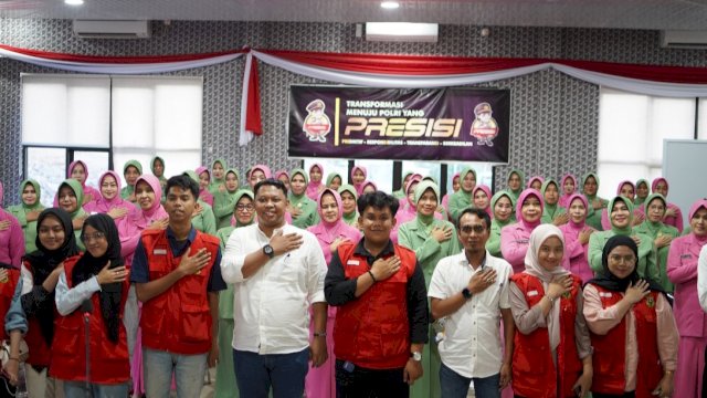 KPU Soppeng menyosialisasikan jadwal dan tahapan Pilkada serentak 2024 ke kalangan ibu-ibu Bhayangkari dan Persit Chandrakirana di Aula Kantor Polres Soppeng, Senin (29/7/2024). (Foto: Istimewa)