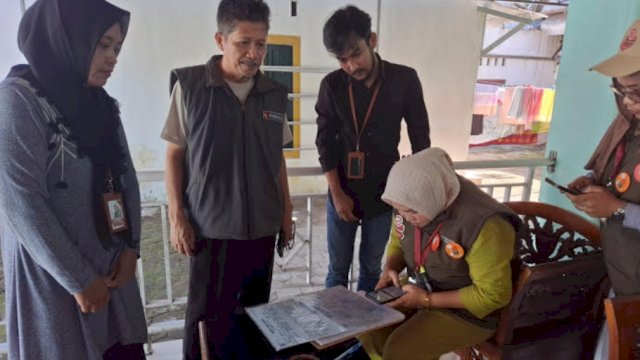 Anggota Bawaslu Sulsel, Saiful Jihad memonitoring pelaksanaan coklit di sejumlah titik di Kabupaten Jeneponto, Sabtu (6/7/2024). (Foto: Istimewa)