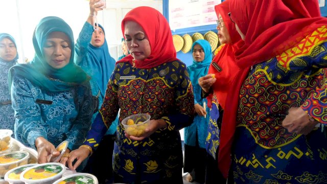 Wakil Ketua Tim Penggerak PKK Kabupaten Gowa, Mussadiyah Rauf saat menyaksikan olahan Bayam Brazil yang dihasilkan TP PKK Kecamatan Parigi bekerjasama Puskesmas Parigi, di sela-sela pelaksanaan SMEP, kemarin. (Dok. Humas Gowa)