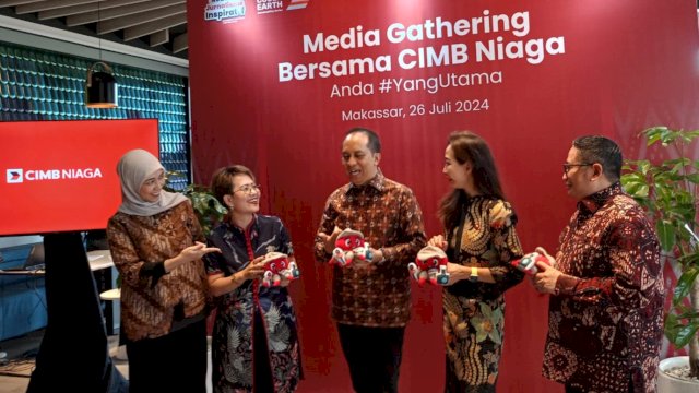 Jajaran pimpinan CIMB Niaga saat hadir pada Media Gathering bersama CIMB Niaga, di Hyaat Place Makassar, kemarin. (Dok. Chaerani/Republiknews.co.id)