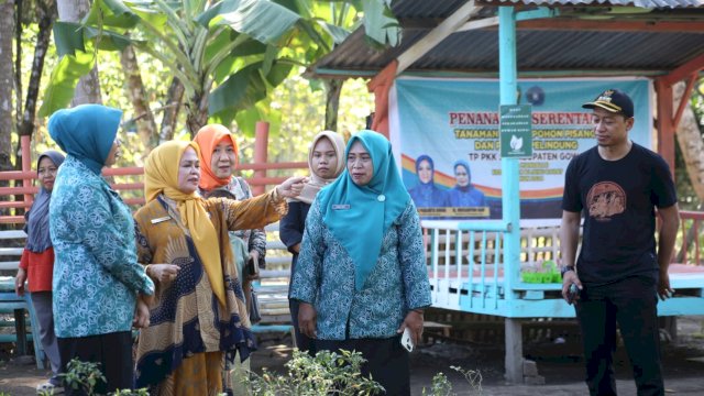 Wakil Ketua TP PKK Kabupaten Gowa Mussadiyah Rauf saat melakukan kunjungan SMEP di Kecamatan Bajeng Barat, kemarin. (Dok. Humas Gowa)