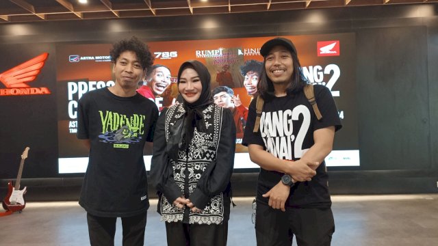 Owner KeishaGlow dr. Rina saat berfoto bersama pemain Film Uang Panai 2 Tumming dan Abu, usai menghadiri Prescon Uang Panai 2: MAHA(L)R, di Kopi Teori, TSM Makassar, Rabu, (31/07/2024). (Dok. Istimewa)