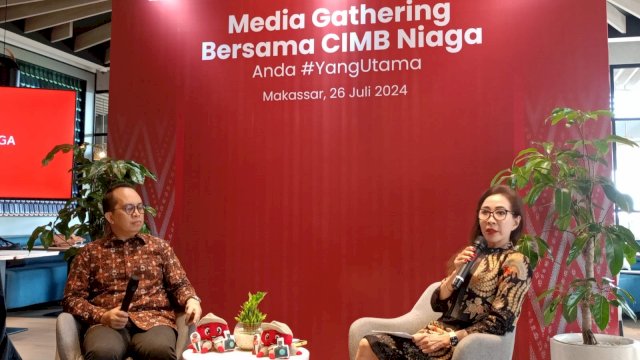 Direktur Compliance, Corporate Affairs and Legal CIMB Niaga Fransiska Oei (kanan) dan Head of Region Indonesia Timur dan Bali Nusra CIMB Niaga Ahmad S. Ilham, di sela-sela Media Gathering bersama CIMB Niaga, diHyaat Place Makassar, kemarin. (Dok. Chaerani/Republiknews.co.id)