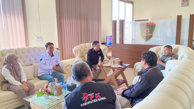 Jajaran Bawaslu dan KPU Gowa saat melakukan pertemuan dengan Panglima Divif 3 Kostrad Mayor Jenderal TNI Bangun Nawoko, di Markas Divif 3 Kostrad, di Desa Sokkolia, Kecamatan Bontomarannu, Rabu, (24/07). (Dok. Humas Bawaslu Gowa)