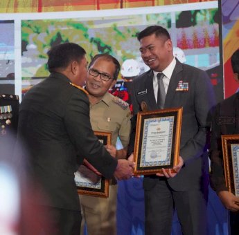 Proaktif Dalam Penanggulangan Kebencanaan, Adnan Terima Penghargaan Kapolda Sulsel