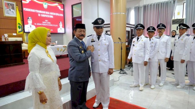 Wakil Bupati Gowa, Abdul Rauf Malaganni di sela-sela mengukuhkan kepala desa dalam perpanjangan masa jabatan, di Baruga Karaeng Galesong, Kantor Bupati Gowa, Rabu, (24/07/2024). (Dok. Humas Gowa)