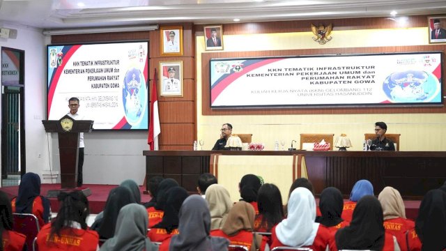 Pj Sekretaris Daerah Kabupaten Gowa Abdul Karim Dania saat menerima Mahasiswa Kuliah Kerja Nyata Tematik (KKNT) Infrastruktur Kementrian Pekerjaan Umum dan Perumahan Rakyat, Gelombang 112 Unhas, di Baruga Karaeng Galesong, Kantor Bupati Gowa, kemarin. (Dok. Humas Gowa)