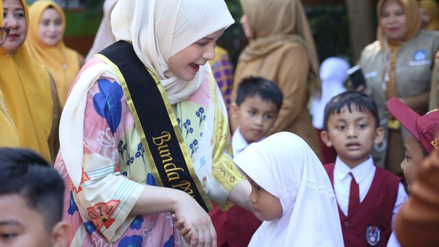 Bunda PAUD Kabupaten Gowa, Priska Paramita Adnan saat memberikan semangat kepada siswa SD Negeri Bontokamase yang mengikuti MPLS, di SDN Bontokamase, Jalan Andi Tonro No.1, Sungguminasa, Kecamatan Somba Opu, kemarin. (Dok. Humas Gowa)