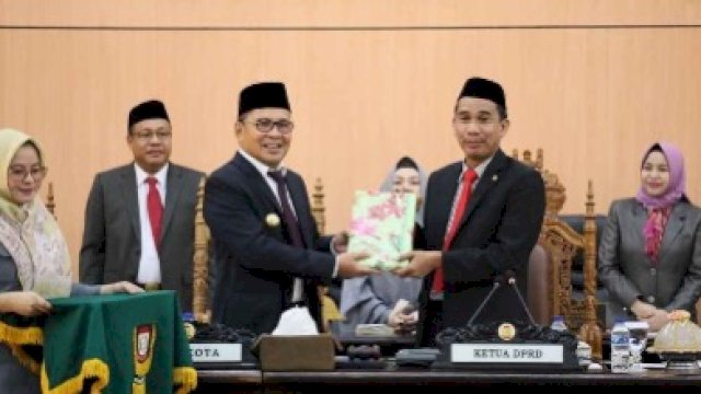 Wali Kota Makassar, Moh Ramdhan Pomanto bersama Ketua DPRD Makassar, Rudianto Lallo dalam rapat paripurna DPRD Makassar, Senin (27/5/2024). (Foto: Istimewa)