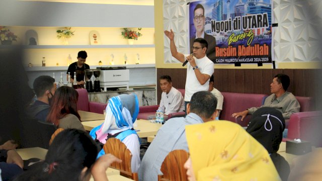 Bakal Calon Wali Kota Makassar, Rusdin Abdullah bersilaturahmi dengan warga utara Kota Makassar di Warkop Azzahra, Jalan Ujung Pandang Baru, Makassar, Senin (1/7/2024). (Foto: Istimewa)