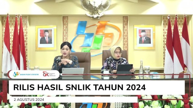 Kepala Eksekutif Pengawas Perilaku Pelaku Usaha Jasa Keuangan, Edukasi, dan Pelindungan Konsumen OJK, Friderica Widyasari Dewi (kiri), dan Plt. Kepala BPS, Amalia Adininggar Widyasanti saat menyampaikan Hasil SNLIK 2024, secara virtual, kemarin. (Dok. Tangkapan Layar)