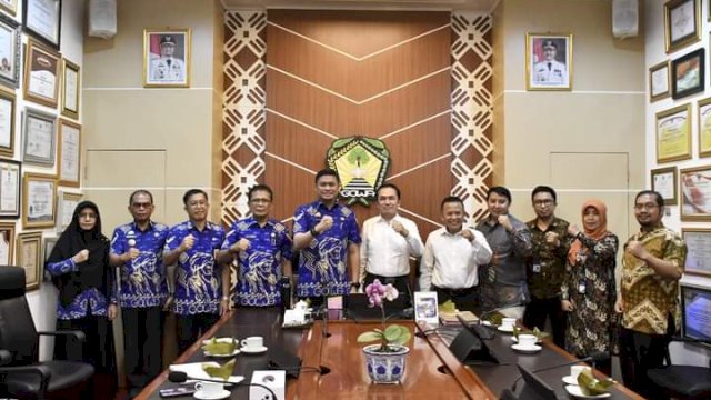 Jajaran KPPU RI bersama KPPU Sulsel saat melakukan pertemuan dengan Bupati Gowa Adnan Purichta Ichsan dan jajarannya, di Kantor Bupati Gowa, kemarin. (Dok. Humas KPPU Sulsel)