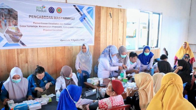 PLN dan PPNI menggelar berbagai kegiatan sosial dalam bentuk peletakan batu pertama pembangunan instalasi air bersih, sosialisasi, dan pemeriksaan kesehatan di Desa Torosiaje, Kecamatan Popayato, Kabupaten Pohuwato, Provinsi Gorontalo. (Dok. Humas PLN UIP Sulawesi)