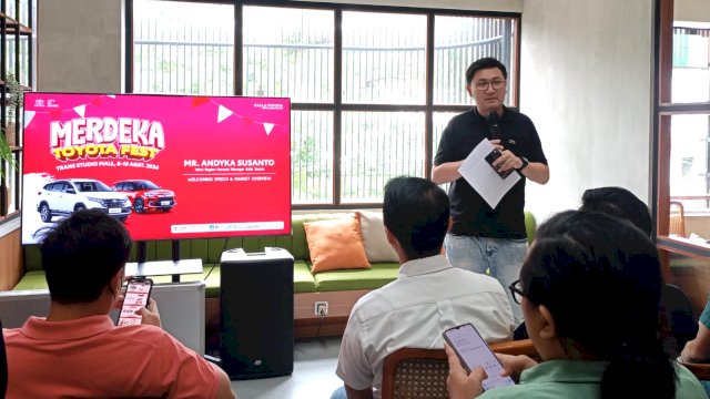 West Regional General Manager Kalla Toyota Andyka Susanto, di sela-sela Prescon Merdeka Toyota Fest, di The Foreign Cafe Makassar, kemarin. (Dok. Chaerani/Republiknews.co.id)