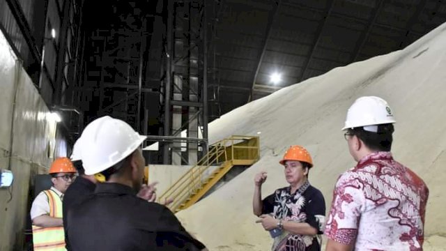 Ketua KPPU M. Fanshurullah Asa saat meninjau aktivitas pabrik gula di PT Makassar Tene, Jalan Ir. Sutami, Makassar, kemarin. (Dok. Humas KPPU)