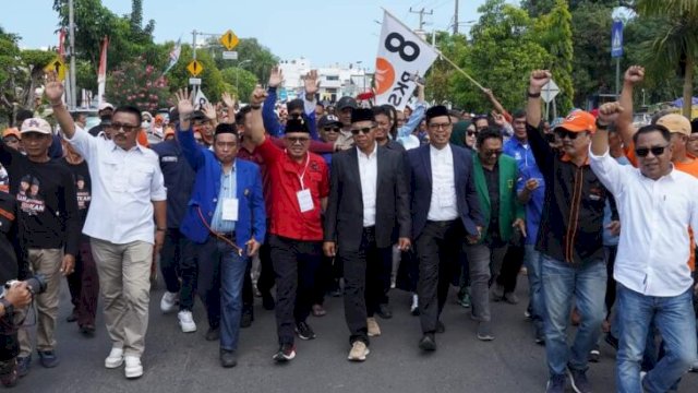 Paslon Petahana Harapan Baru Jilid II diantar langsung pimpinan koalisi parpol dan ribuan masyarakat mendaftar ke KPU Bulukumba. Rabu (28/08/2024). [FOTO: IST]