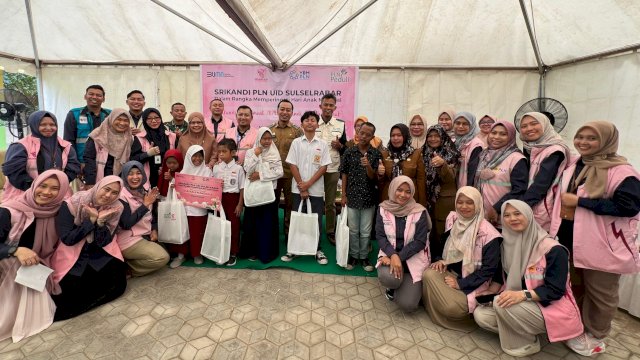 Foto bersama jajaran manajemen PLN, YBM PLN, Srikandi PLN, Para Stakeholder, Guru-guru dan penerima bantuan dari SLB Kalemandalle. (Istimewa)