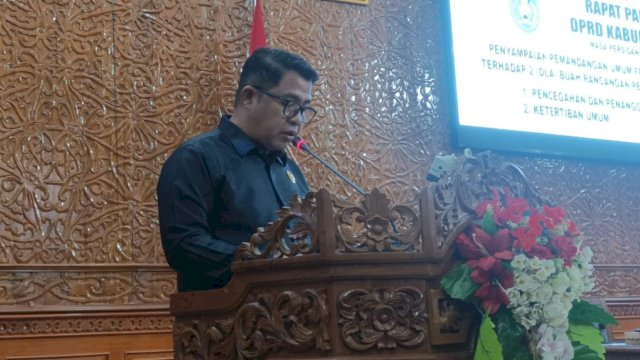 Anggota Fraksi Demokrat DPRD Kutim, Muhammad Amin, menyampaikan PU terkait Raperda Pencegahan, Penanggulangan Bahaya Kebakaran dan Ketertiban Umum di Rapat Paripurna ke-23 DPRD Kutim, Selasa (14/05/2024). (Istimewa)
