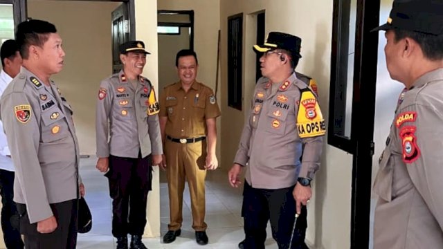 Kapolres Kepulauan Selayar AKBP Adnan Pandibu, saat meninjau kantor Polsubsektor Buki, Senin (05/08/2024). (Istimewa)