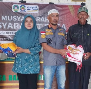Ratusan Bendera Merah Putih Dibagikan Kepala Desa Balangbaru Bersama Tim Penggerak PKK