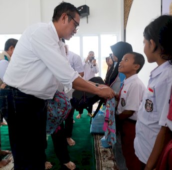 Siswa SD Inpres Kayowa Banggai Terima Perlengkapan Sekolah dari PLN